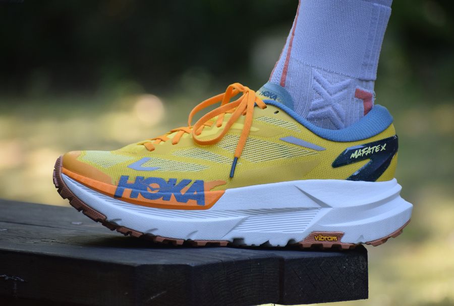 Test et avis : découvrez la Hoka Mafate X qui associe confort et plaque carbone pour le trail.